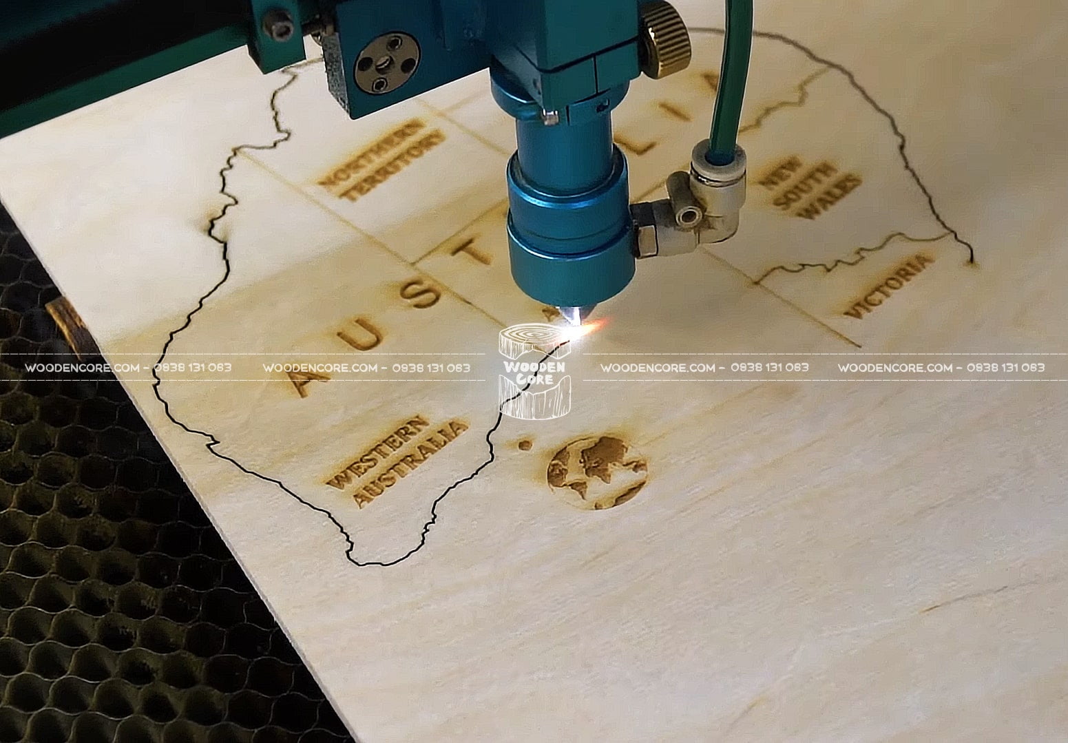 Cận cảnh máy laser cắt tạo thành bản đồ gỗ Wooden Core