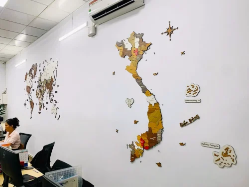 Khách hàng treo bản đồ gỗ Việt Nam 3D 34 tỉnh thành mới lên tường – phản hồi tích cực về thiết kế sang trọng và chi tiết rõ nét.