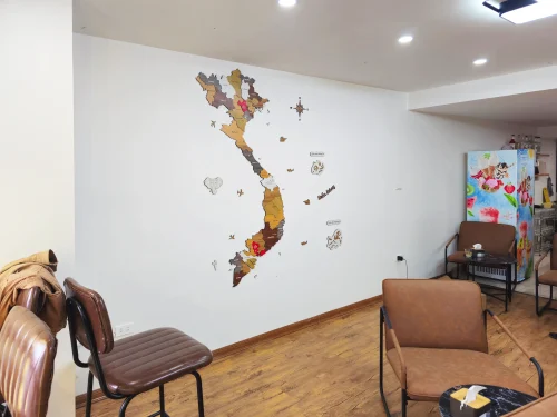 Bản đồ gỗ Việt Nam 3D treo tường trang trí trong quán cà phê – tạo điểm nhấn nghệ thuật độc đáo và thu hút khách.
