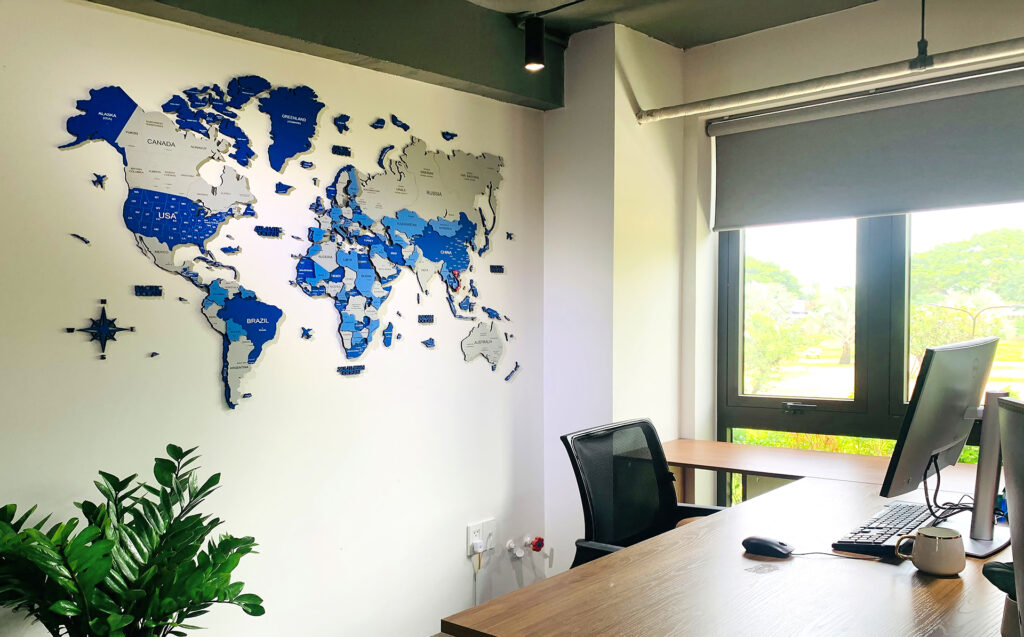 Bản đồ thế giới màu xanh dương bằng gỗ